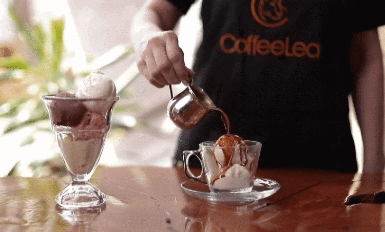 CoffeeLea barista պատրաստում է խմիչք